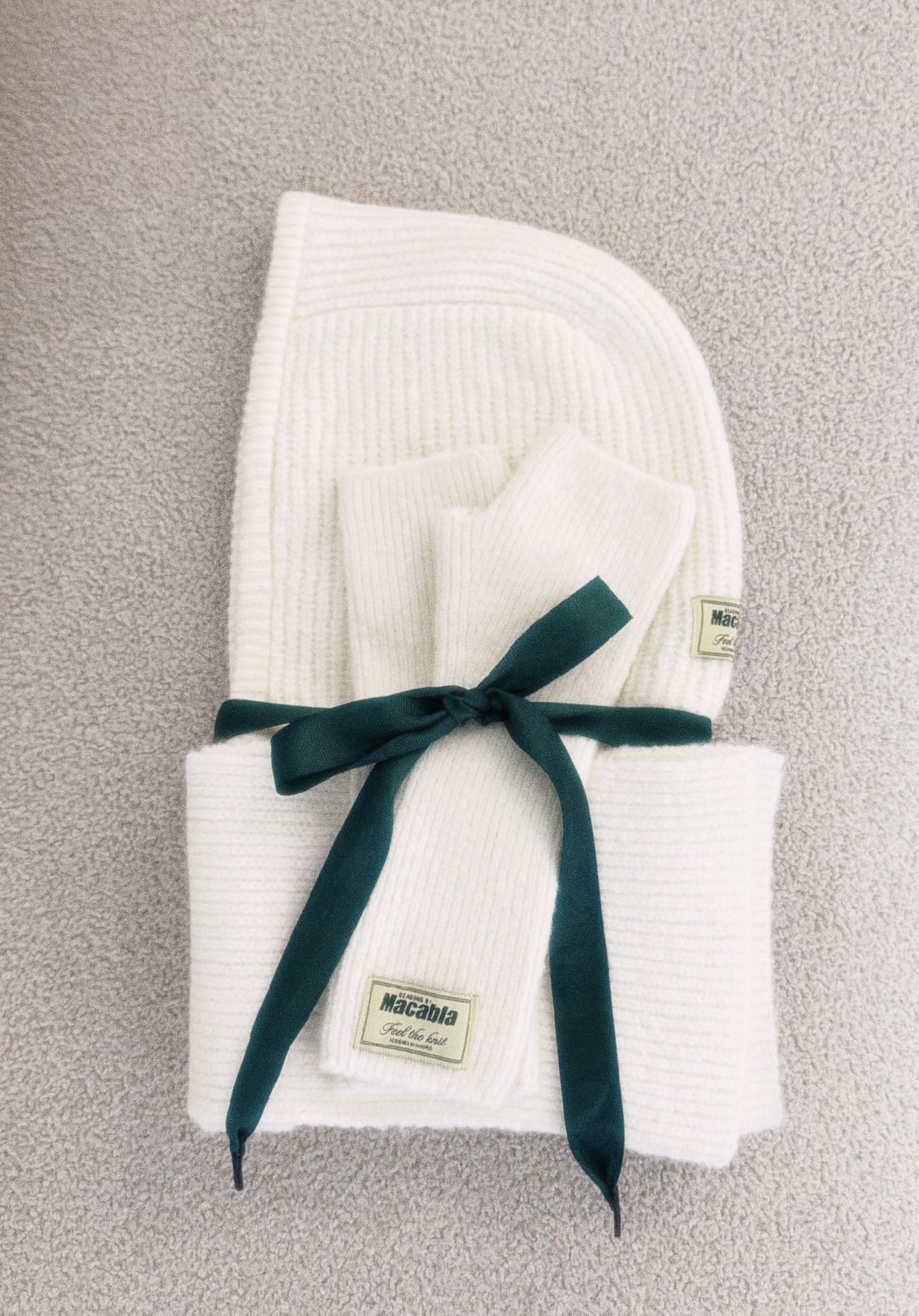 Ensemble cagoule, écharpe et moufles