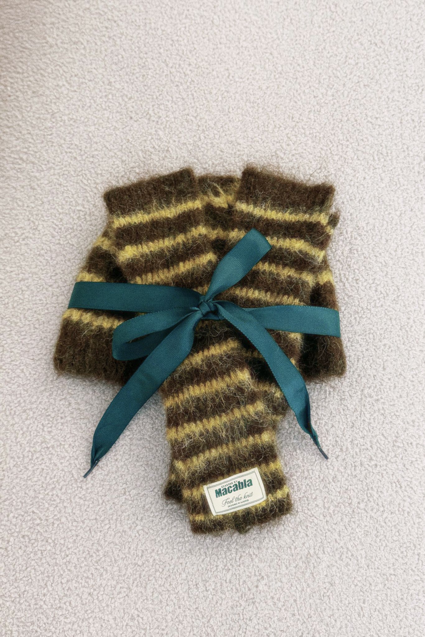 Ensemble bonnet et moufles en fourrure