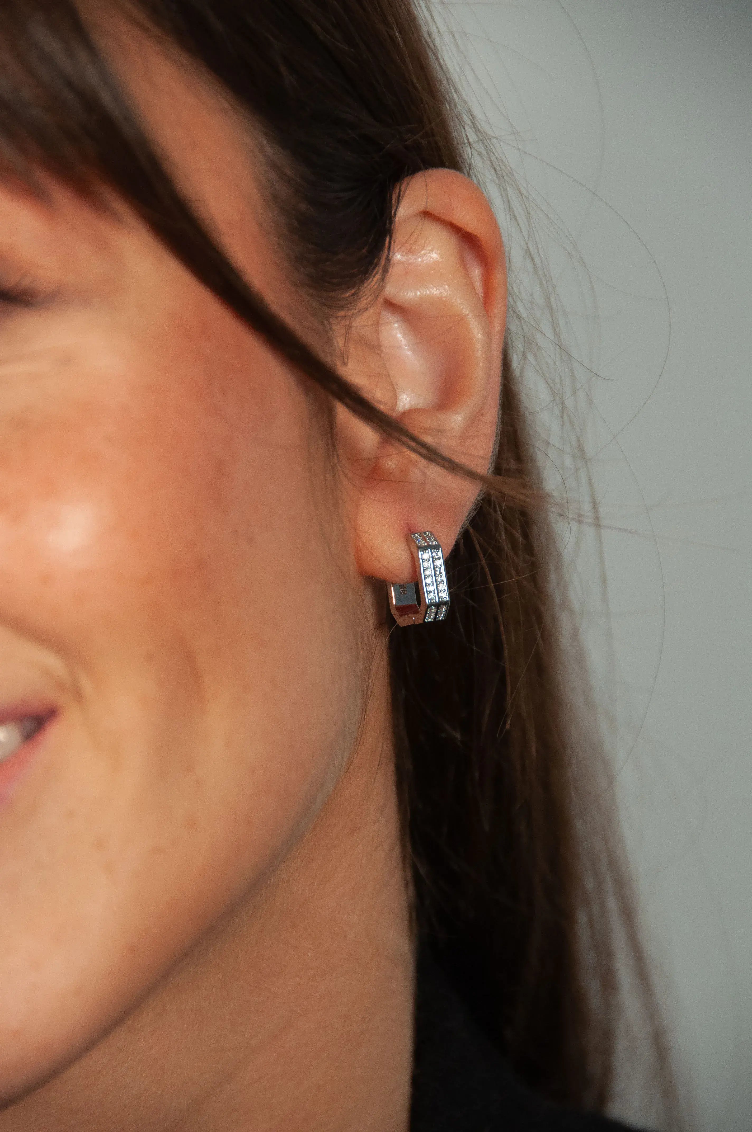 Micro Circons Horseshoe Hoop Earring (Unité)